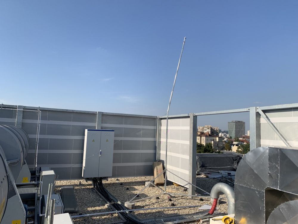 Lärmschutzwand für Klimageräte am Dach von KÉSZ