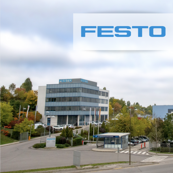 Maschinenschalldämmung in einer Produktionshalle, FESTO