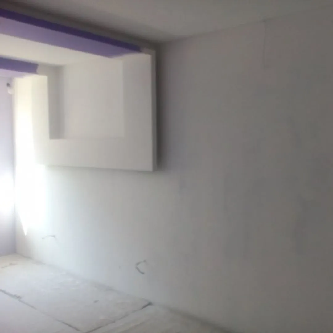 Schalldämmung einer Schlafzimmerwand für einen ruhigen Schlaf
