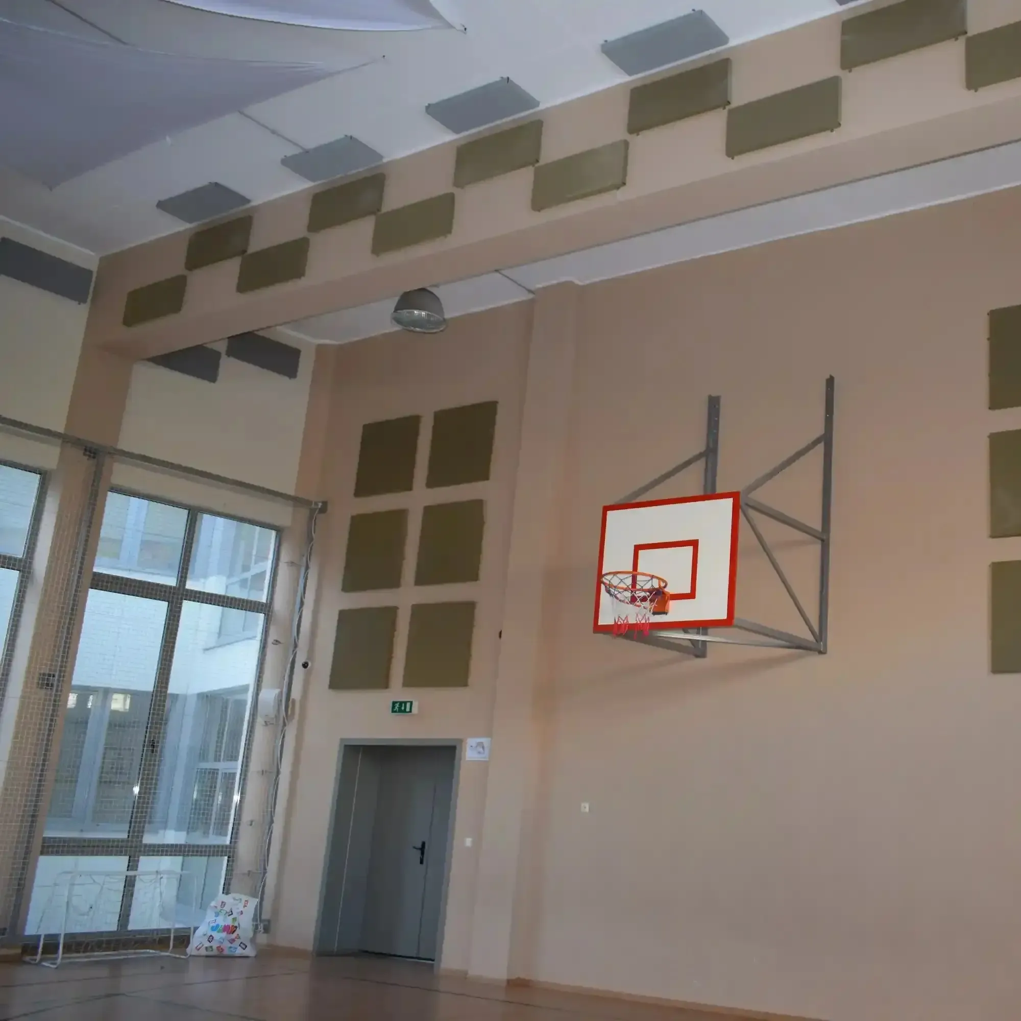 Reduzierung des Echos in einer Schulturnhalle mit Akustikplatten
