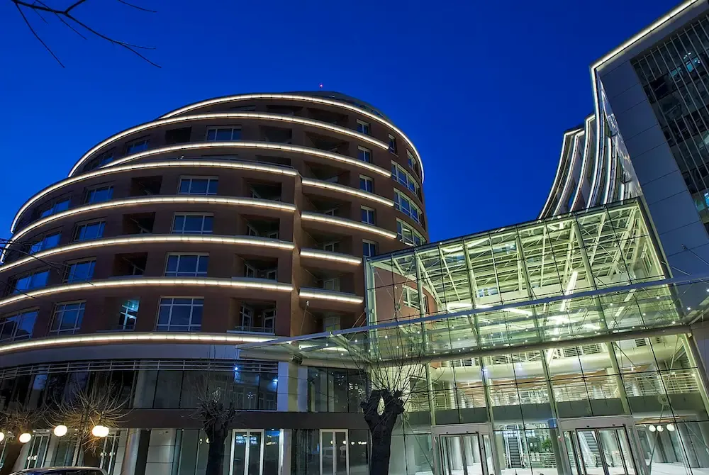 Akustische Behandlung am San Stefano Plaza