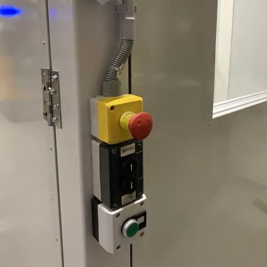Schalldämmung einer lauten Maschine in einer Industriehalle – BOGE Elastmetall