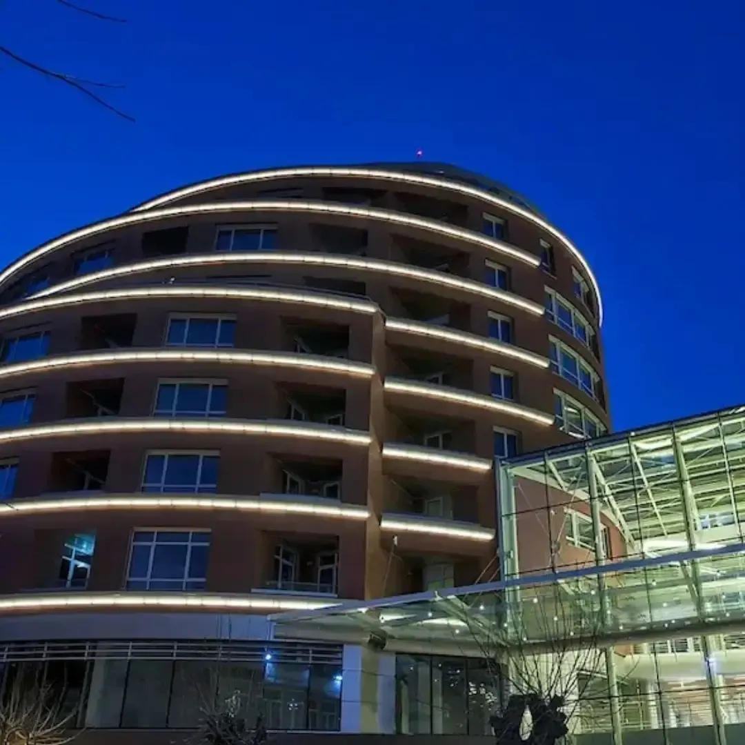 Akustische Behandlung am San Stefano Plaza