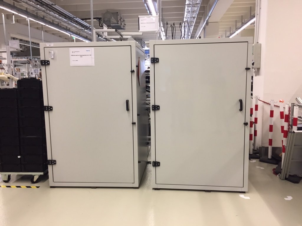 Maschinenschalldämmung in einer Produktionshalle, FESTO