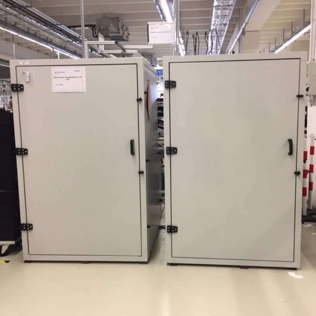 Maschinenschalldämmung in einer Produktionshalle, FESTO