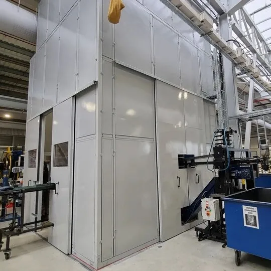 Industrielle Schalldämmung einer lauten Presse bei Miba Steeltec