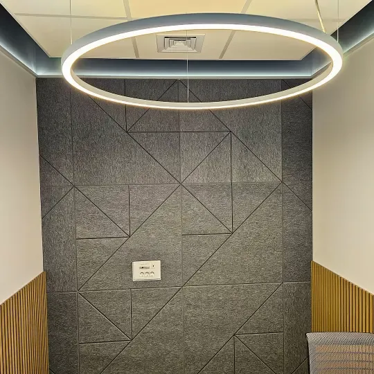 Stilvolles Büro mit Wandpaneelen und Lamellen