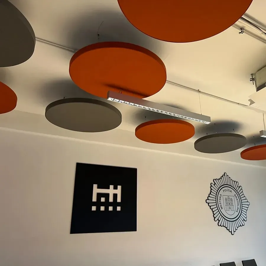 Akustische Verbesserung im Notrufraum der Polizei von Bratislava