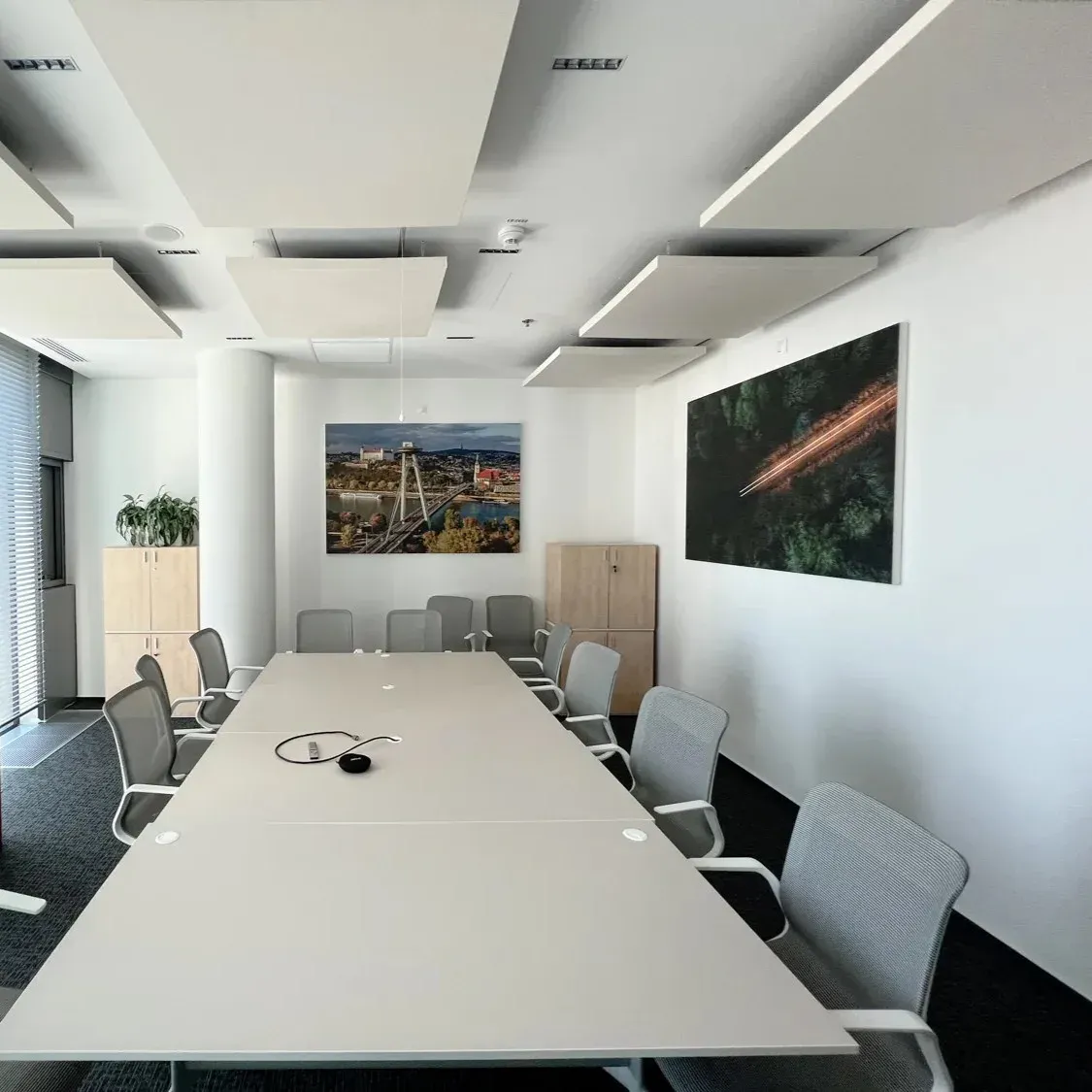 Akustische Behandlung des Konferenzraums von Kantar Slovakia