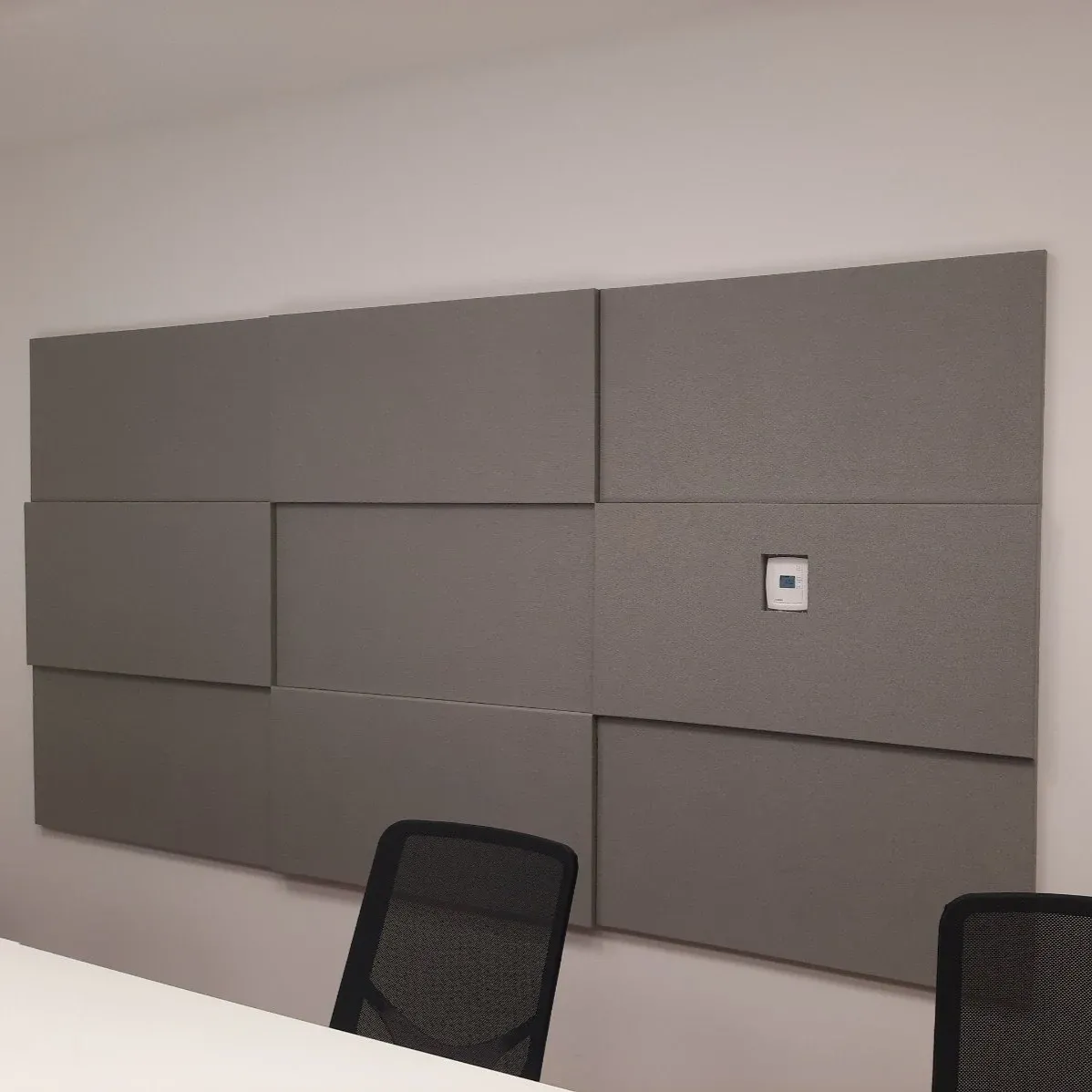 Akustische Behandlung eines Konferenzraums mit Echo Wall