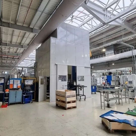Industrielle Schalldämmung einer lauten Presse bei Miba Steeltec