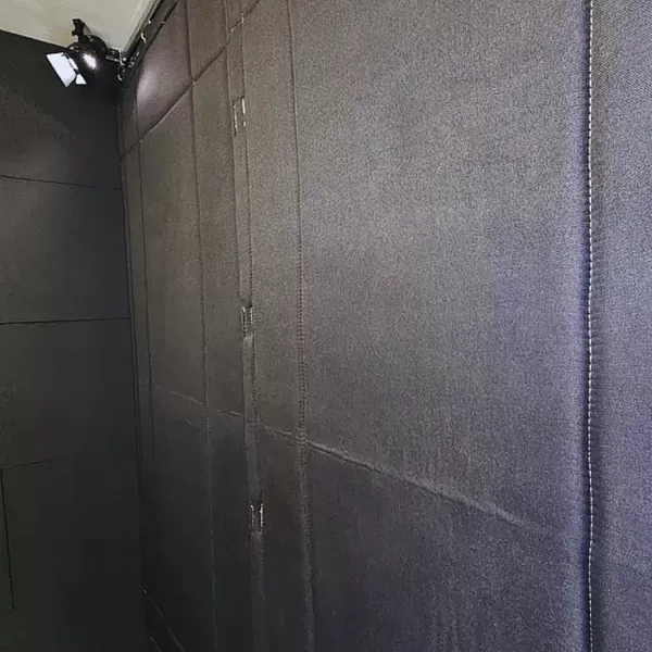 Akustische Behandlung eines Podcast-Studios