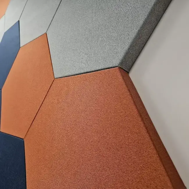 Akustische Behandlung von Kodar mit Beelive- und Echo Moon-Panels