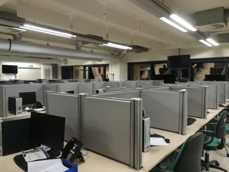 Akustische Schreibtisch-Bildschirme im Forthnet-Hauptquartier, Athen