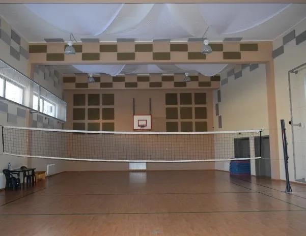 Reduzierung des Echos in einer Schulturnhalle mit Akustikplatten