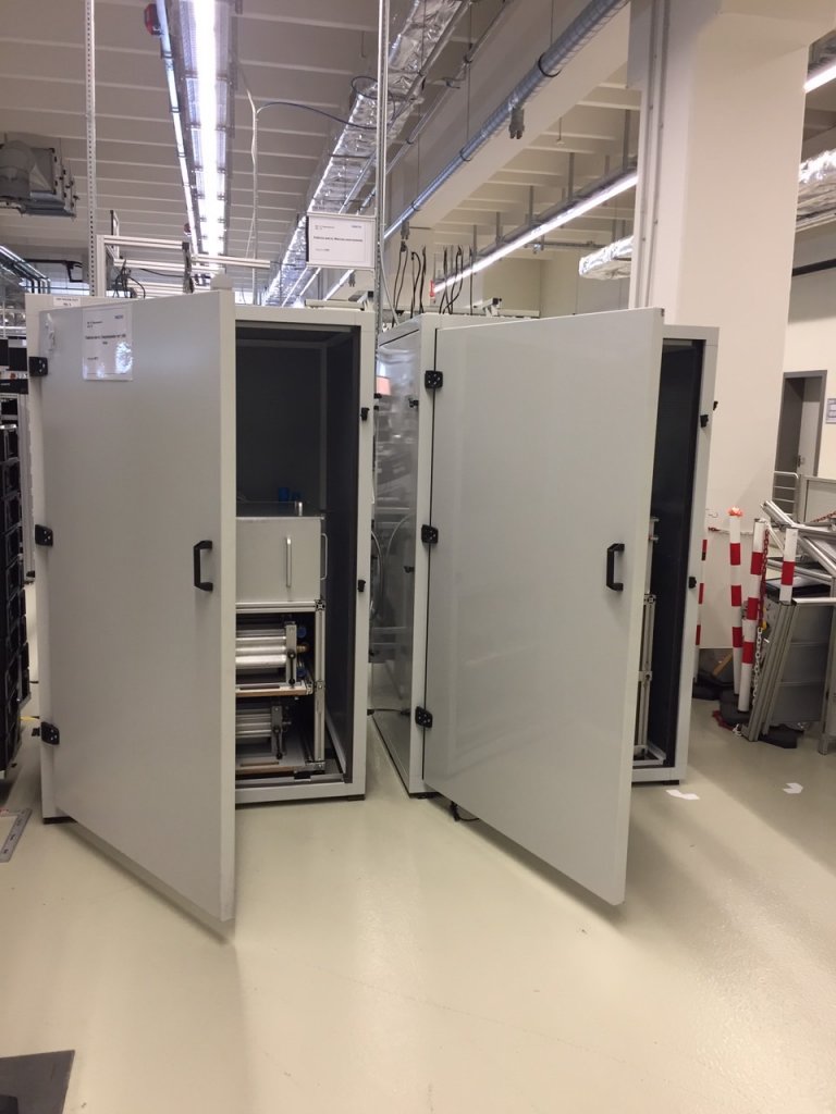 Maschinenschalldämmung in einer Produktionshalle, FESTO