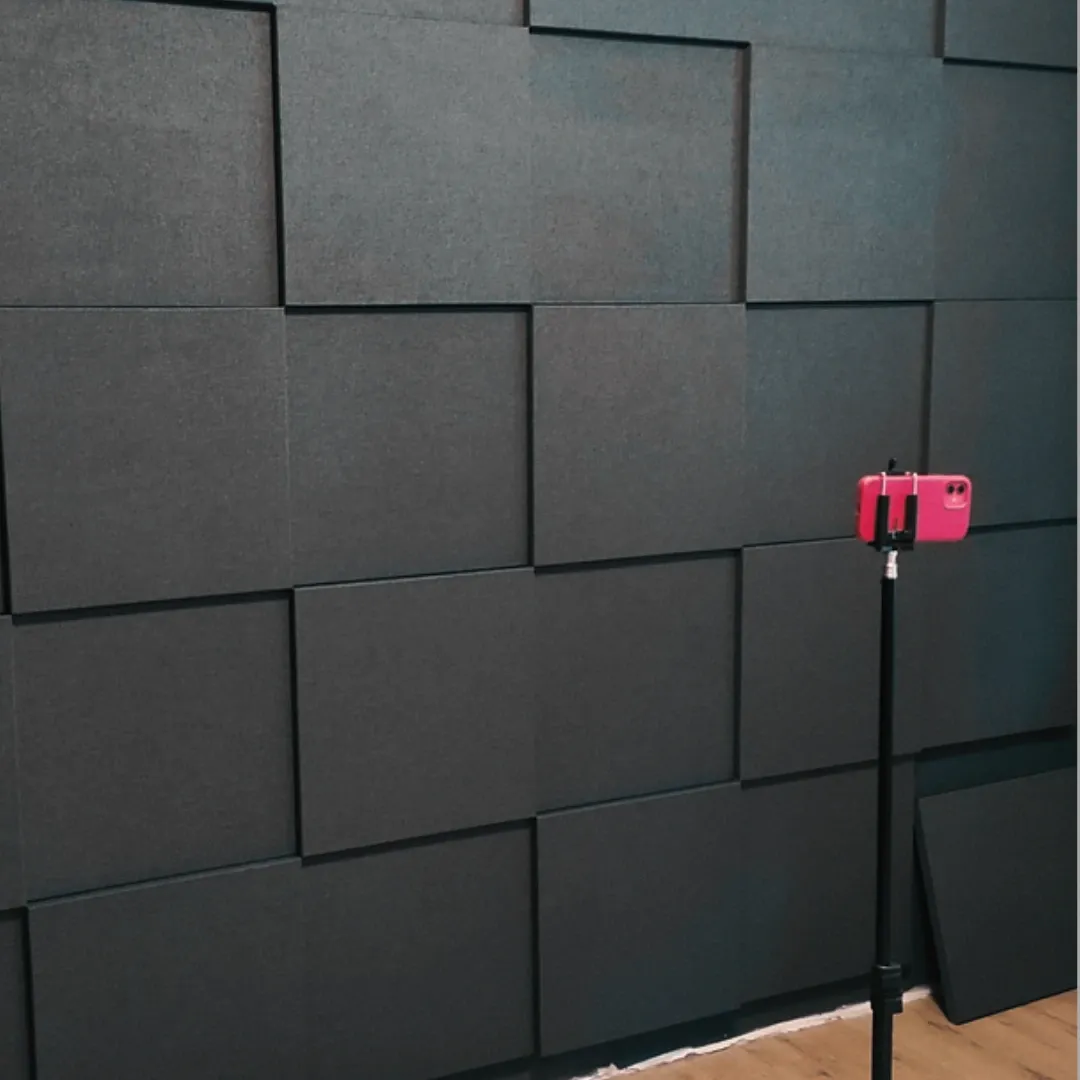 Akustische Transformation eines Podcast-Studios