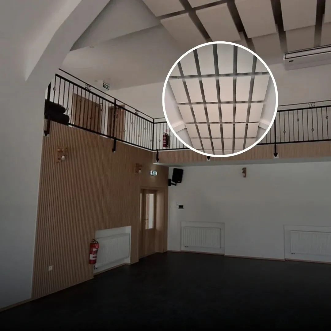Echoreduzierung in einem Ballsaal mit Echo Cloud und Holzlamellenpaneelen