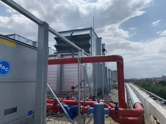 Lärmschutzwand für Klimageräte am Dach von KÉSZ