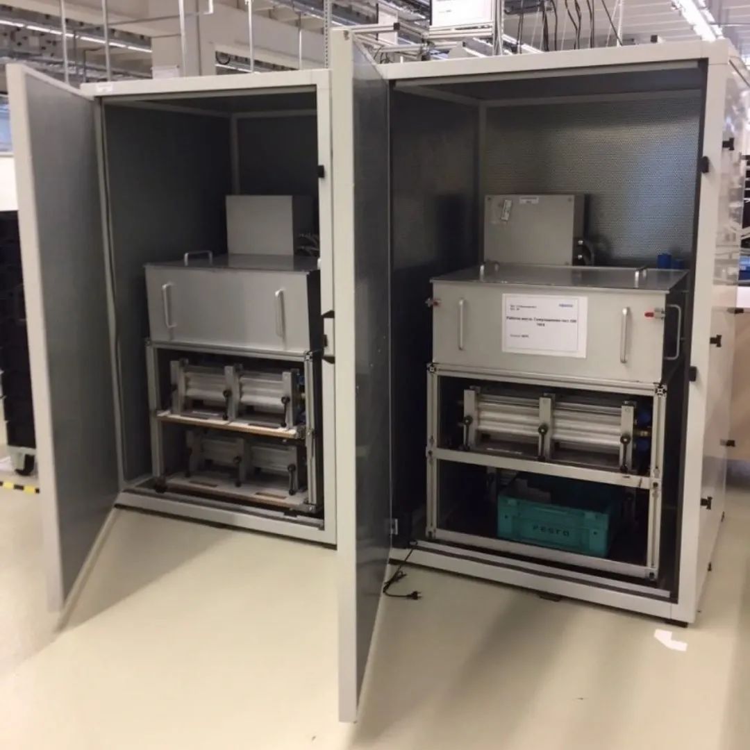 Maschinenschalldämmung in einer Produktionshalle, FESTO