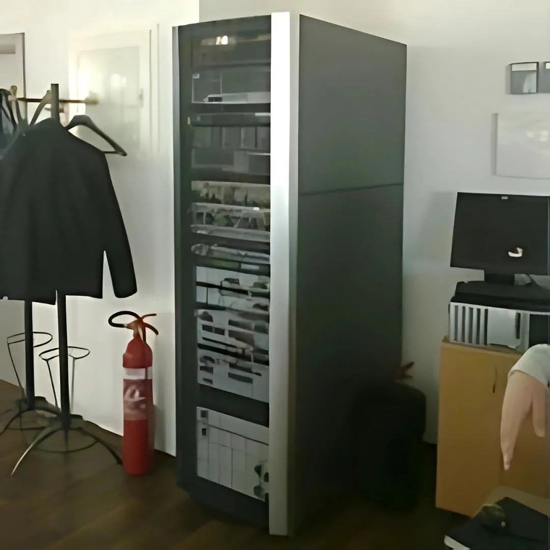 Schallschutzbox für einen lauten Server