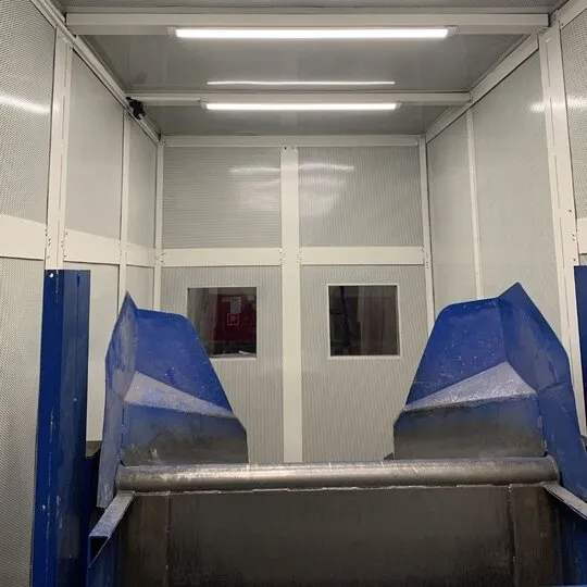 Schalldämmung einer lauten Maschine in einer Industriehalle – BOGE Elastmetall