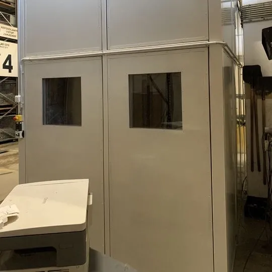 Schalldämmung einer lauten Maschine in einer Industriehalle – BOGE Elastmetall