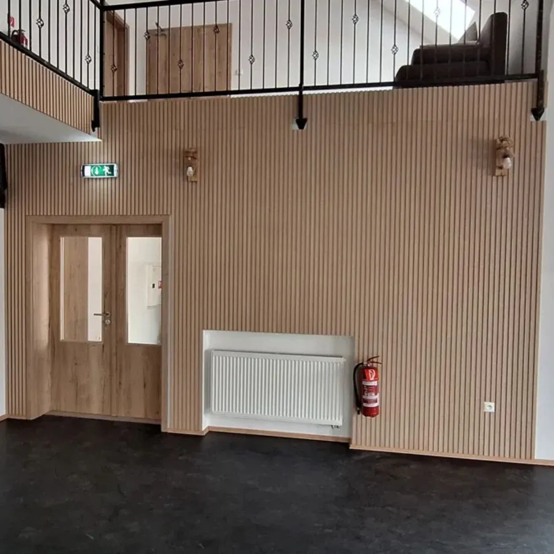 Echoreduzierung in einem Ballsaal mit Echo Cloud und Holzlamellenpaneelen