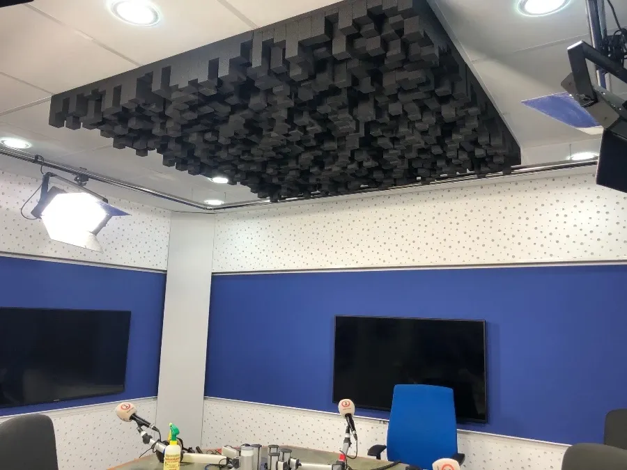 Akustische Behandlung im Radiostudio in Tanger, Marokko
