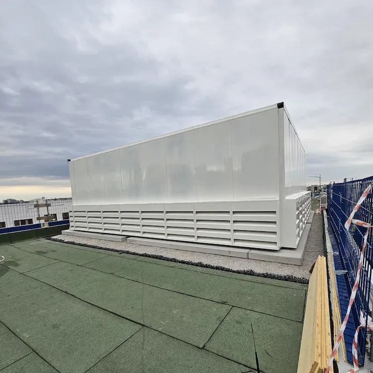 Schallschutzgehäuse für Dachkühler bei Fabrik1230