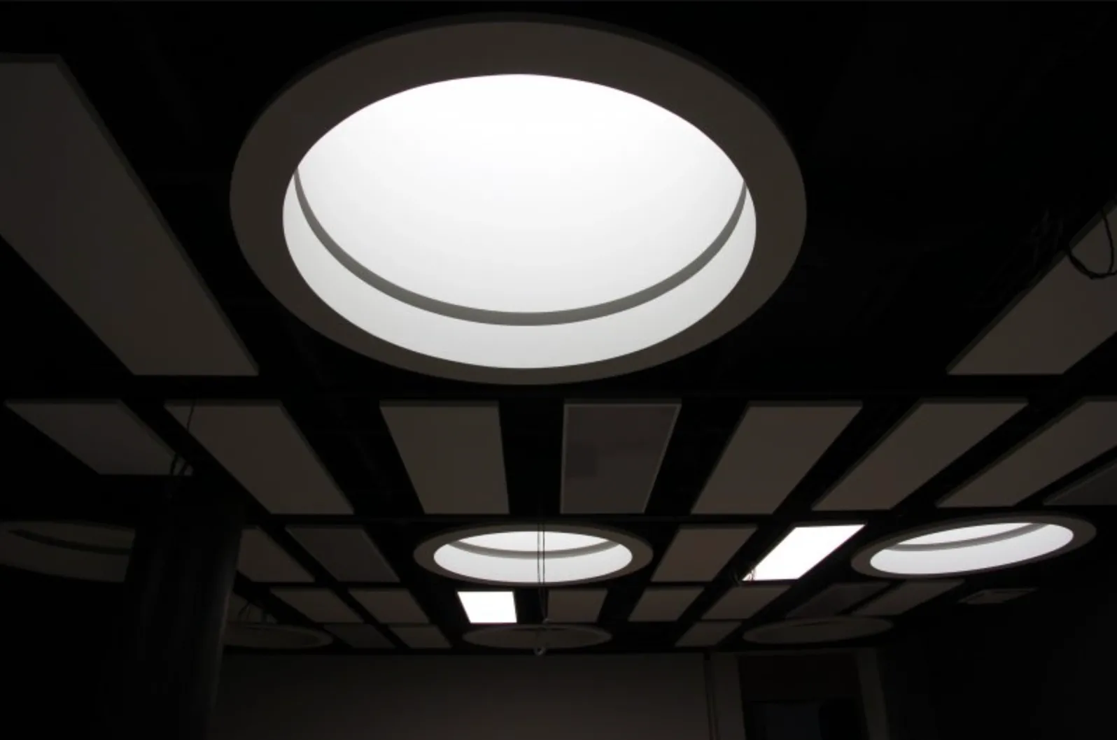 Akustische Deckenlamellen im Litex Tower, Sofia