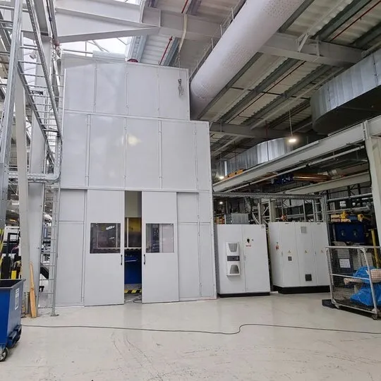 Industrielle Schalldämmung einer lauten Presse bei Miba Steeltec