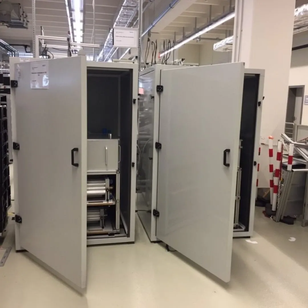 Maschinenschalldämmung in einer Produktionshalle, FESTO