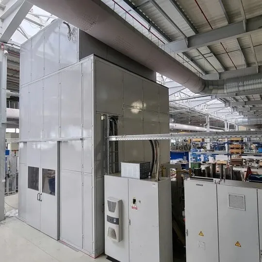 Industrielle Schalldämmung einer lauten Presse bei Miba Steeltec