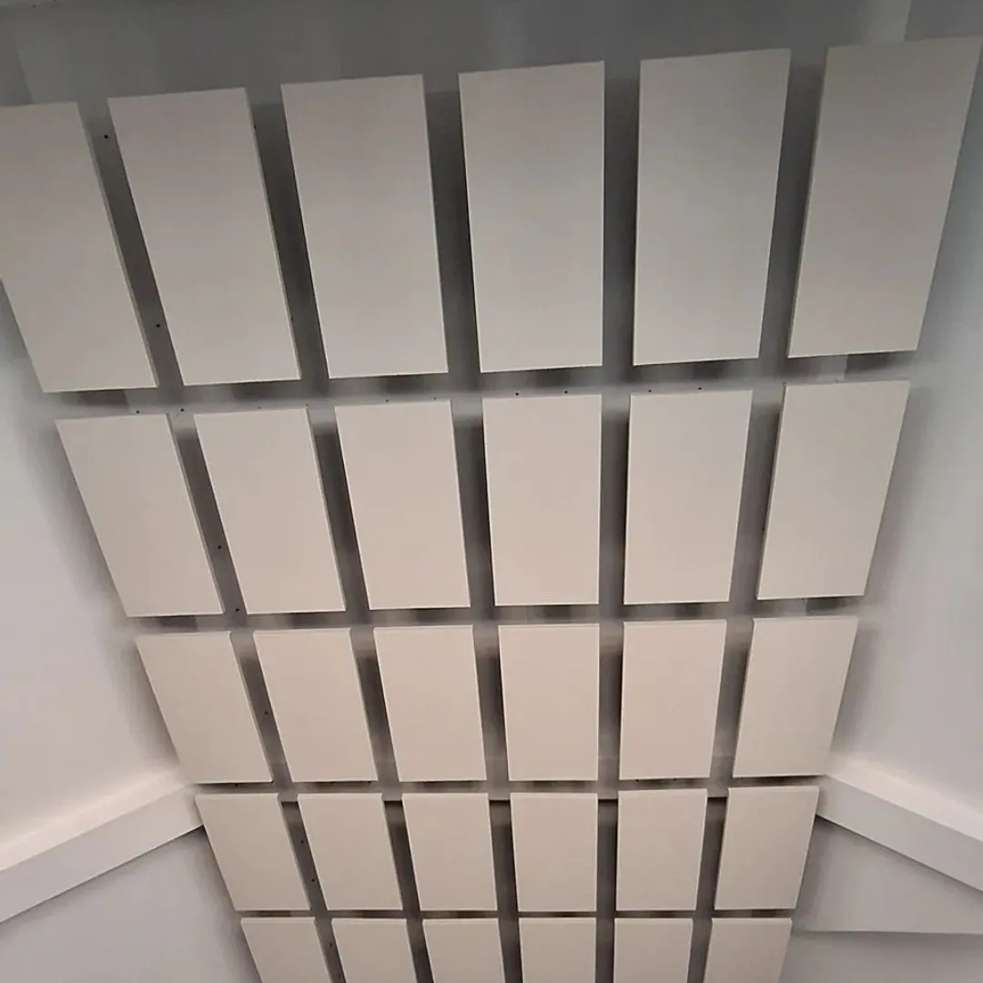 Echoreduzierung in einem Ballsaal mit Echo Cloud und Holzlamellenpaneelen