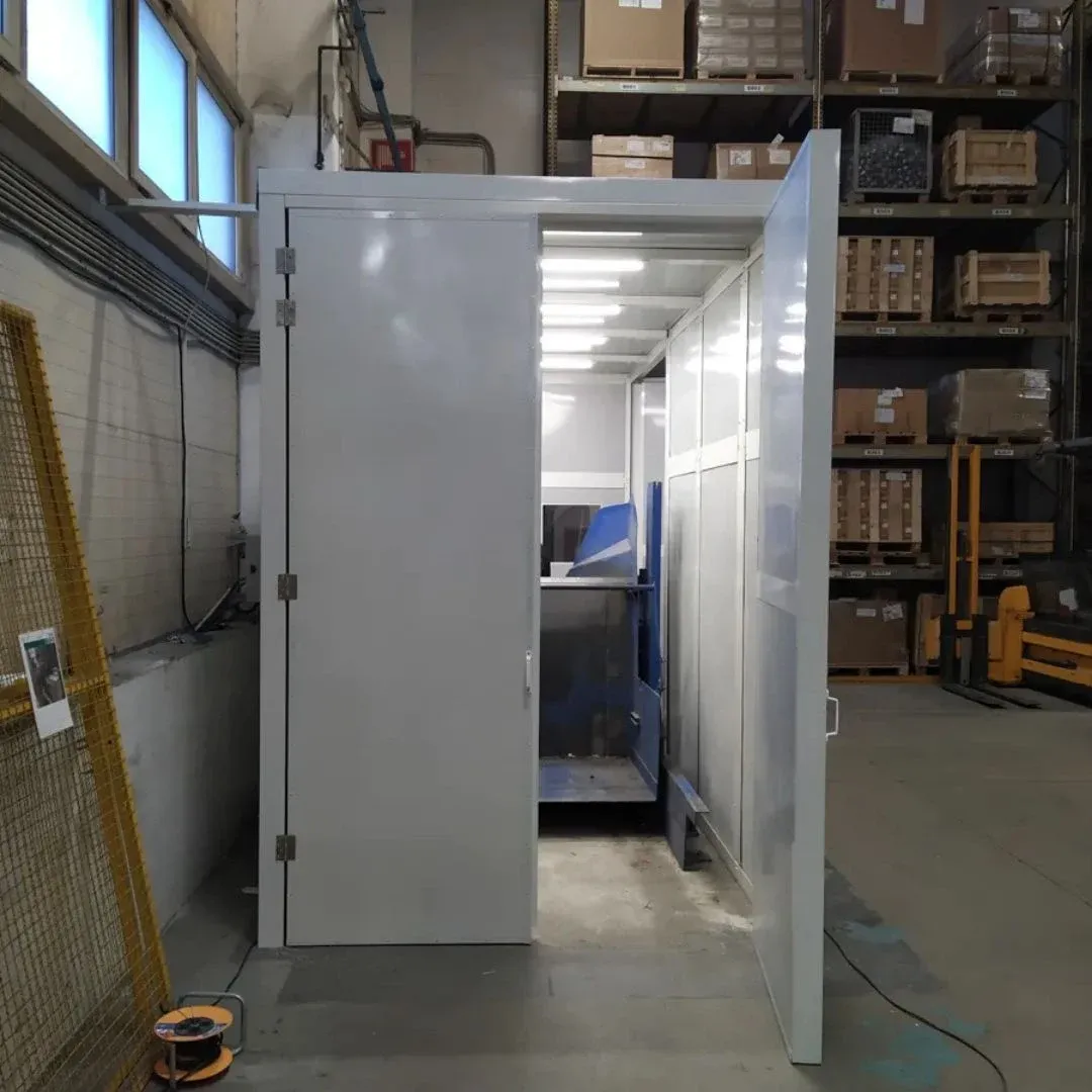 Schalldämmung einer lauten Maschine in einer Industriehalle – BOGE Elastmetall