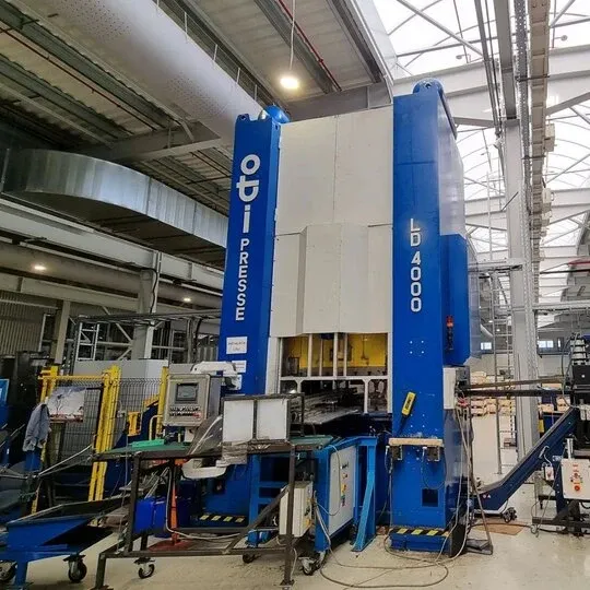 Industrielle Schalldämmung einer lauten Presse bei Miba Steeltec