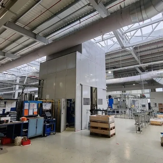 Industrielle Schalldämmung einer lauten Presse bei Miba Steeltec