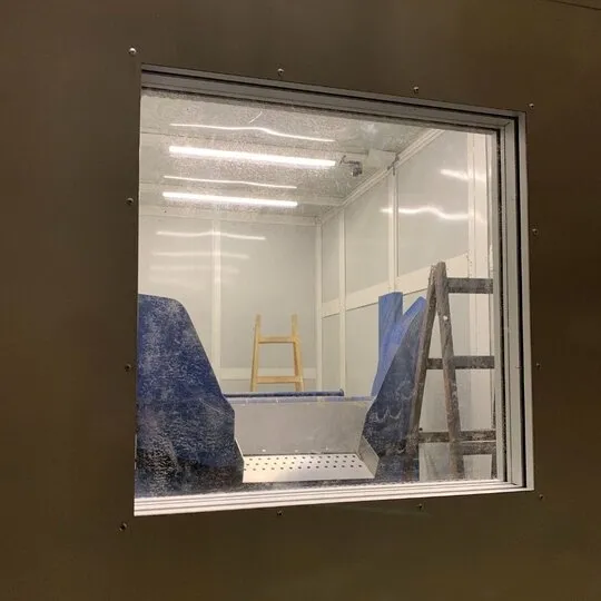 Schalldämmung einer lauten Maschine in einer Industriehalle – BOGE Elastmetall