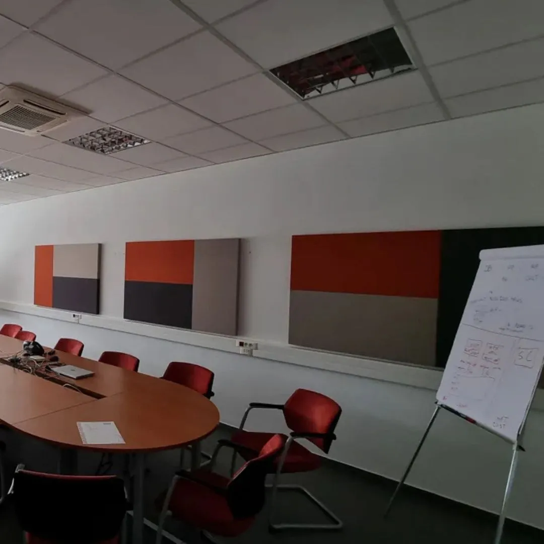 Akustisches Upgrade für den CESAM-Konferenzraum mit Wandpaneelen