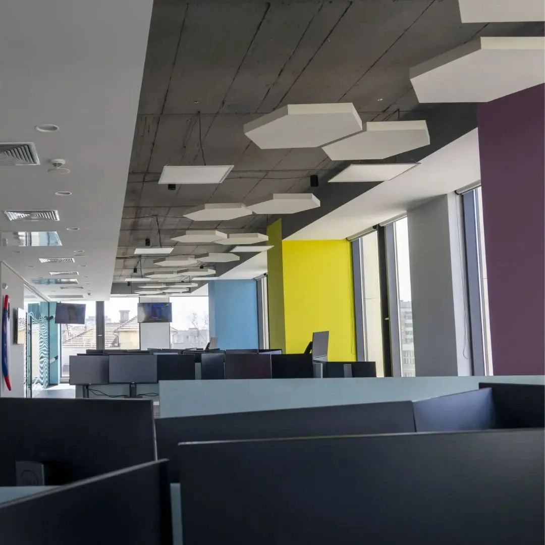 Akustikplatten in lebendigem Büro installiert