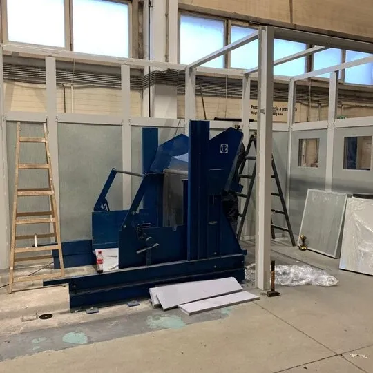 Schalldämmung einer lauten Maschine in einer Industriehalle – BOGE Elastmetall