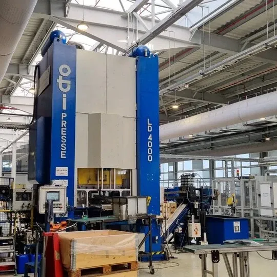 Industrielle Schalldämmung einer lauten Presse bei Miba Steeltec