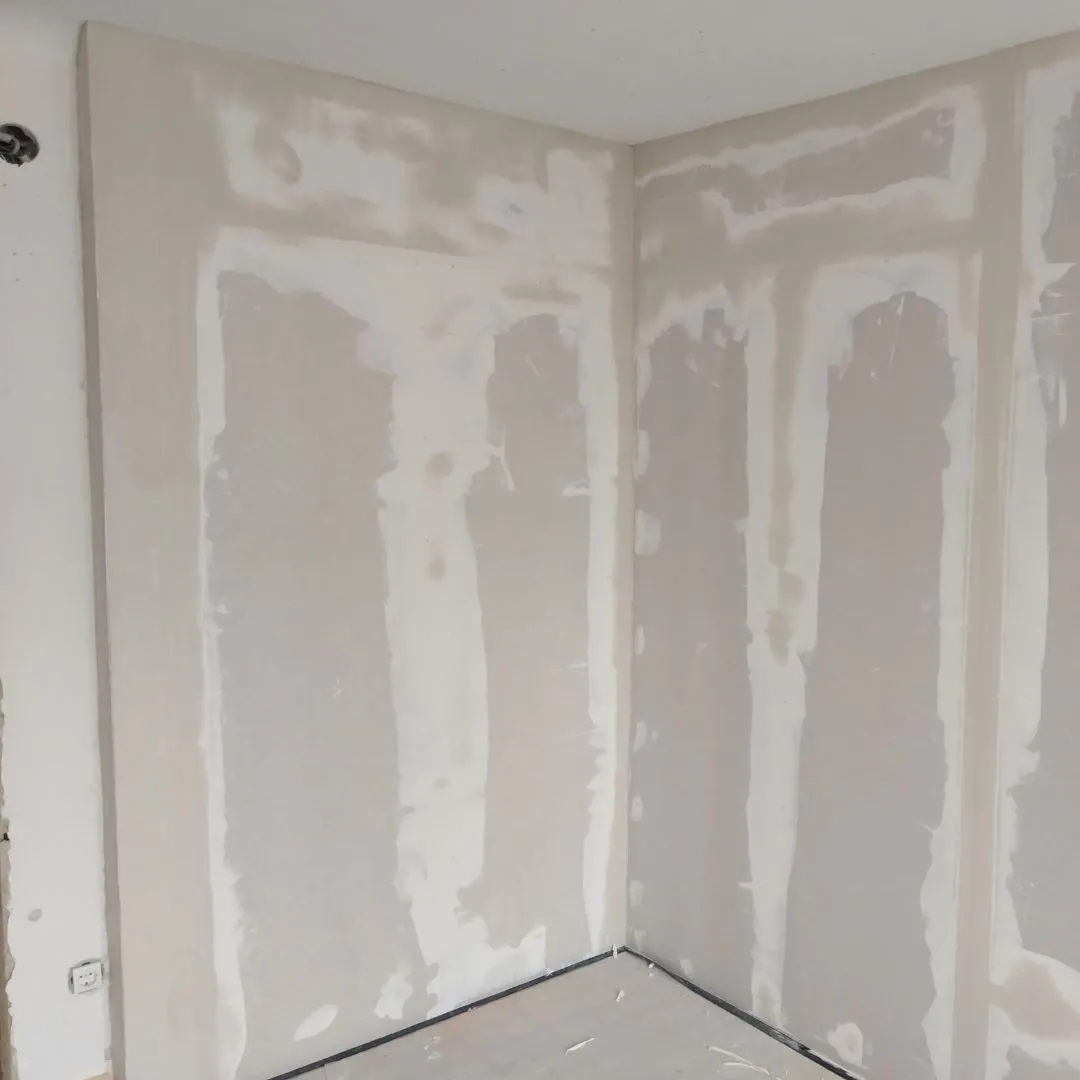 Kompakte Schallschutzlösung für Luftwärmepumpe in einer Wohnung