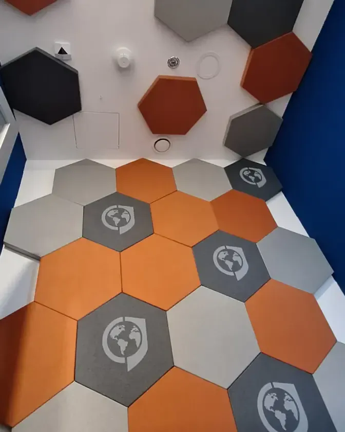 Echoreduzierung mit Logo-Akustikplatten für GLOBSEC