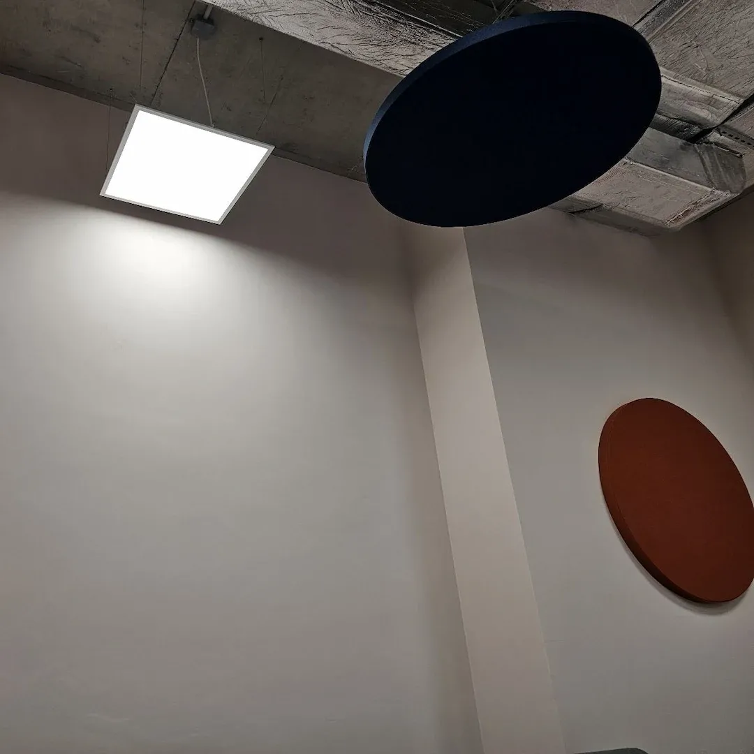 Akustische Behandlung von Kodar mit Beelive- und Echo Moon-Panels