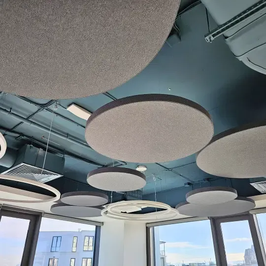 Stilvolles Büro mit Wandpaneelen und Lamellen