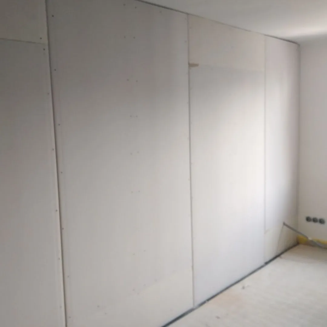 Kompakte Schallschutzlösung für Luftwärmepumpe in einer Wohnung