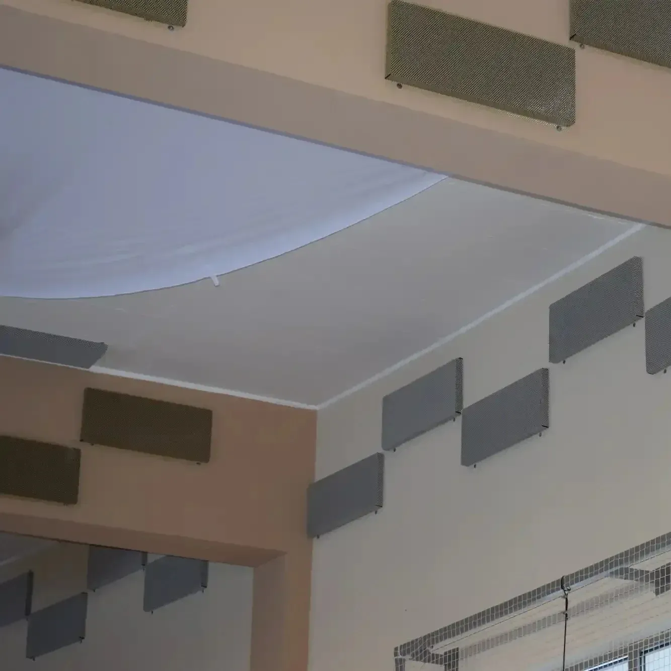 Reduzierung des Echos in einer Schulturnhalle mit Akustikplatten