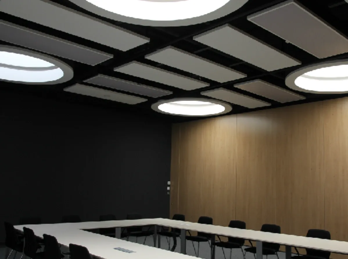 Akustische Deckenlamellen im Litex Tower, Sofia